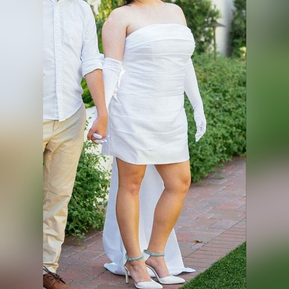 Fitted White Mini Dress With Attachable Bow - Picture 4 of 11